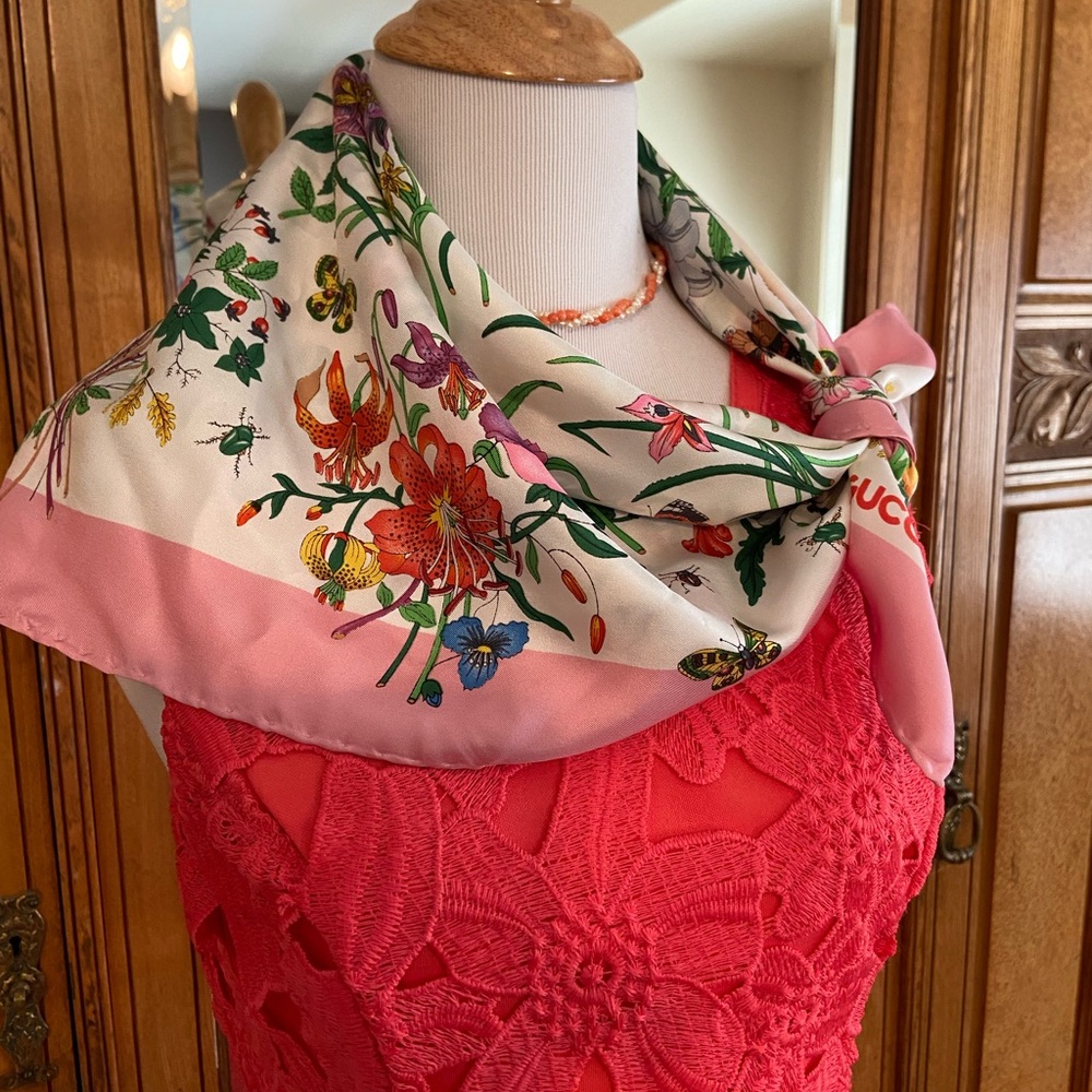 Authentic Gucci Vintage Iconic Flora Silk Square Scarf - Picture 14 of 14